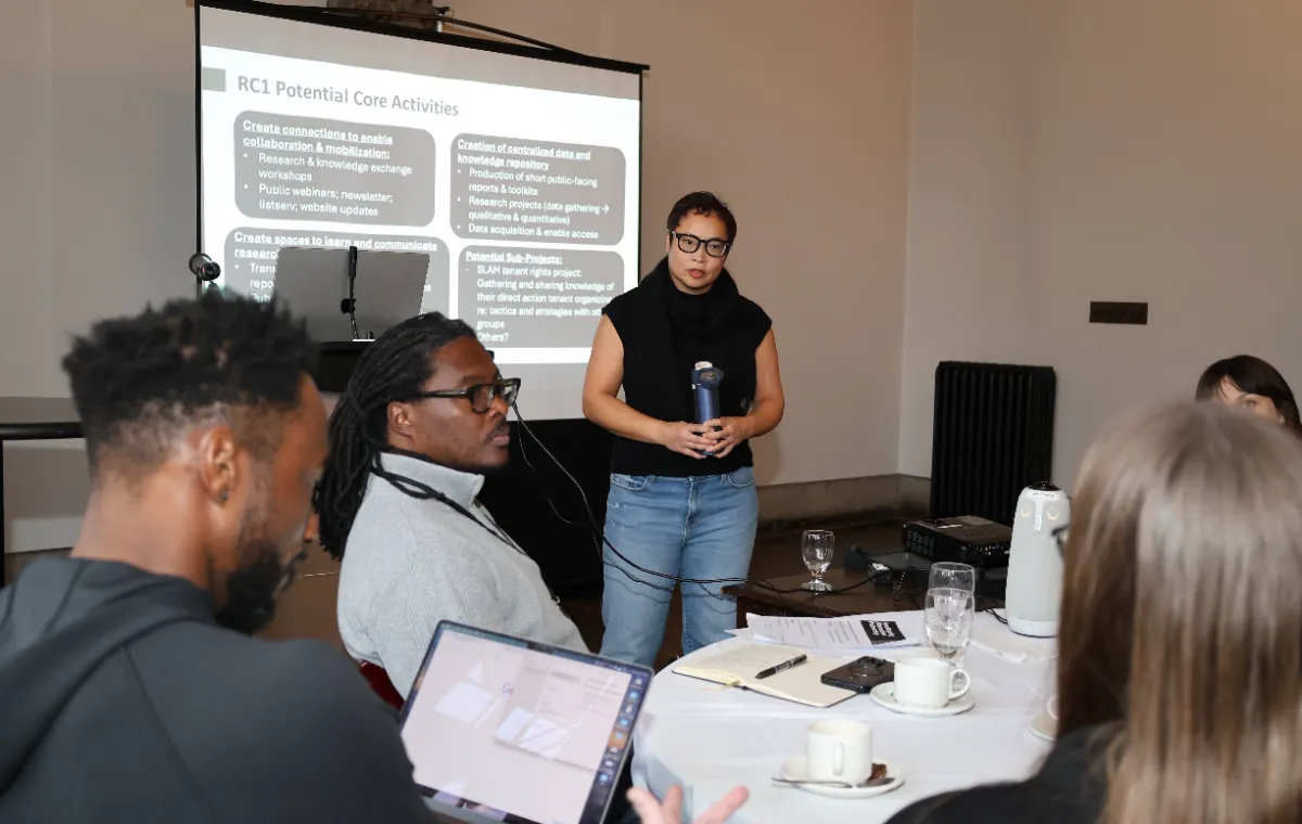 Presenter at workshop. Sitter with laptop